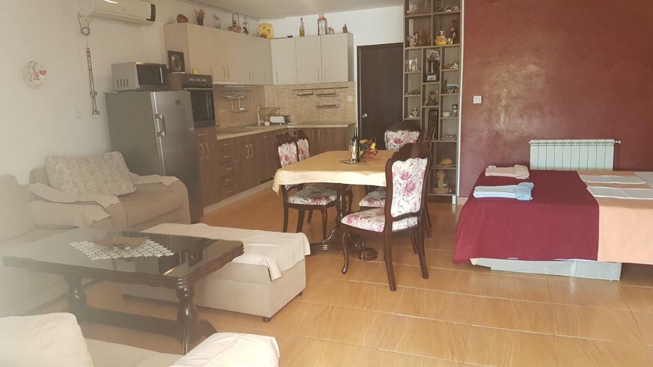Apartmani Neda Bane Petrovac na moru Exterior foto