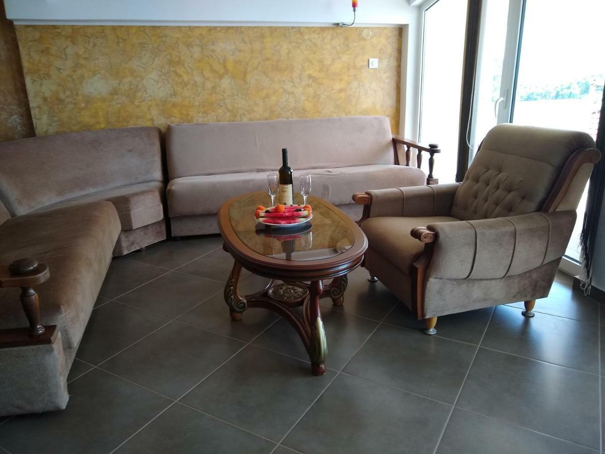 Apartmani Neda Bane Petrovac na moru Exterior foto
